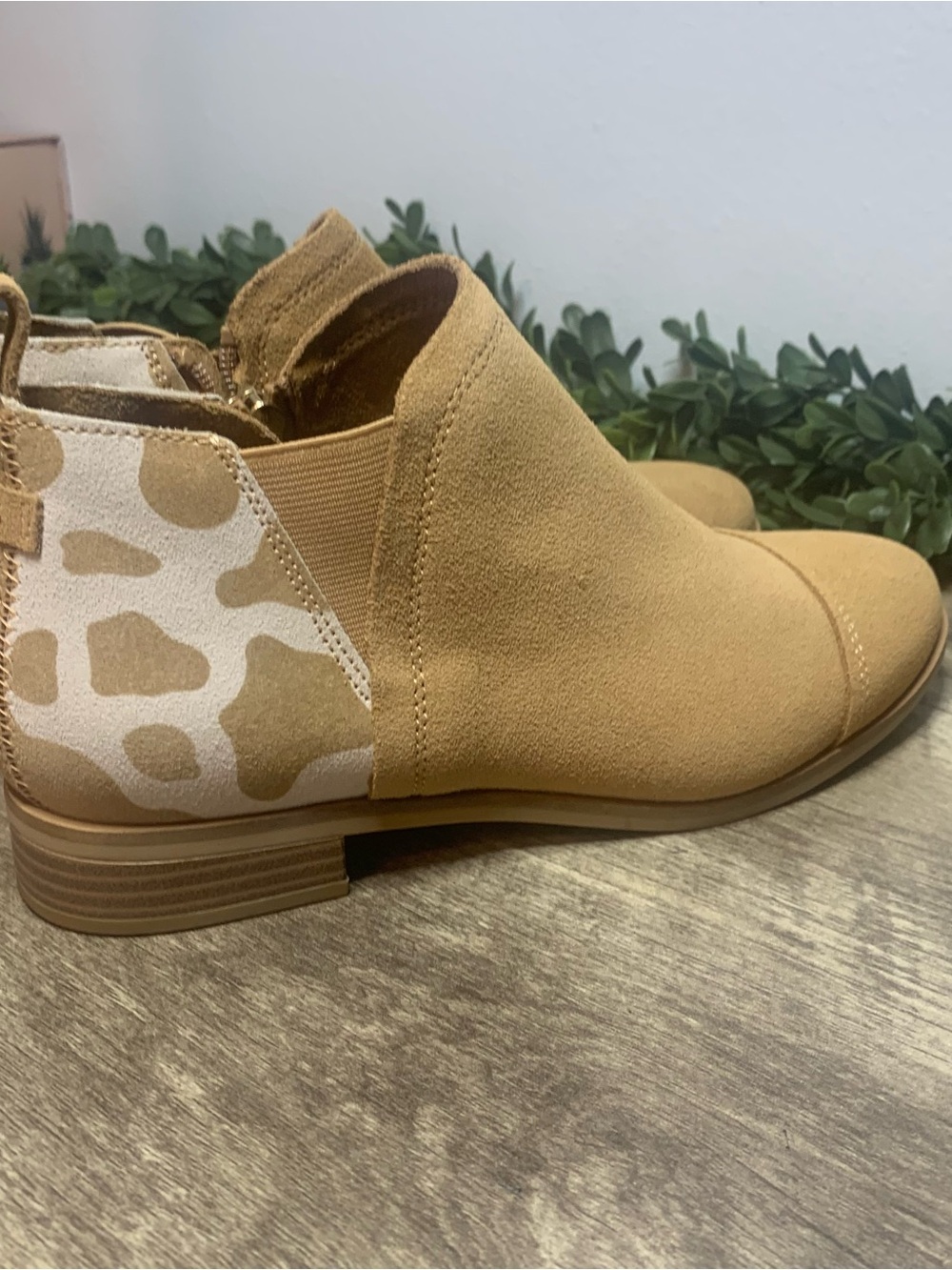 Toms Reese Tan Suede Ankle Booties with Cow Print Accent Ladies size 7 Deadstock